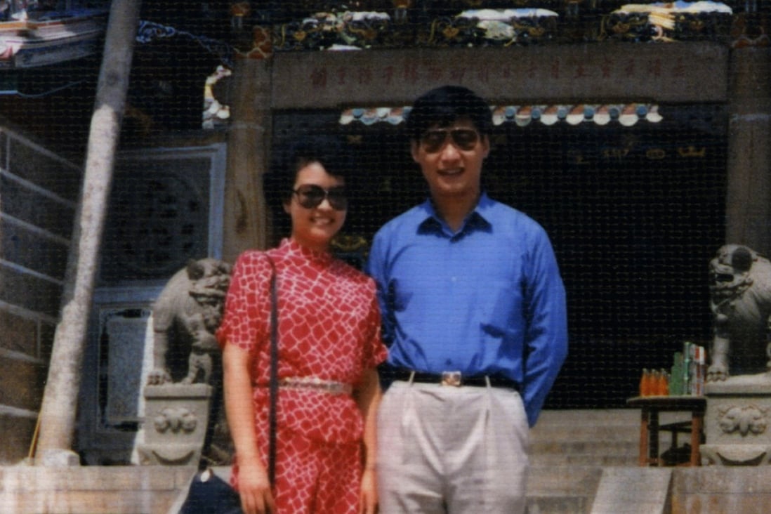 Xi Jinping and his wife Peng Liyuan pose for photo in Dongshan Island in Fujian province in 1987. Photo: Xinhua