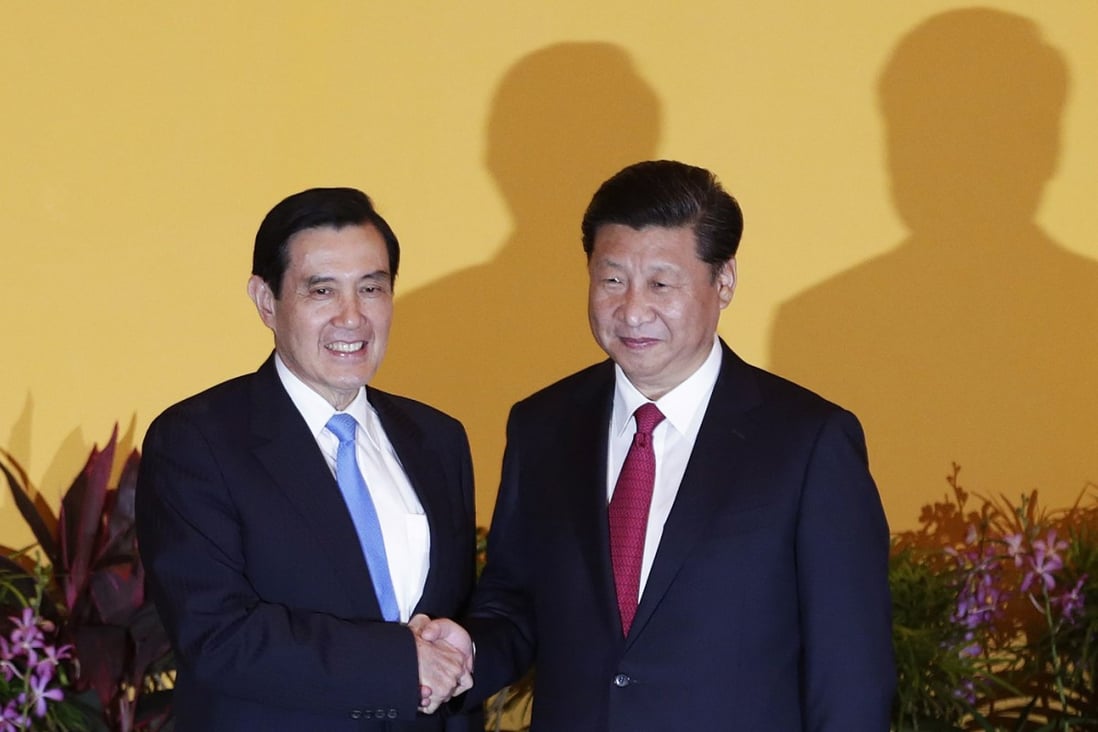 Taiwanese leader Ma Ying-jeou and Chinese President Xi Jinping meet in Singapore on November 7, in the first meeting of both sides' leaders in 66 years. Photo: EPA