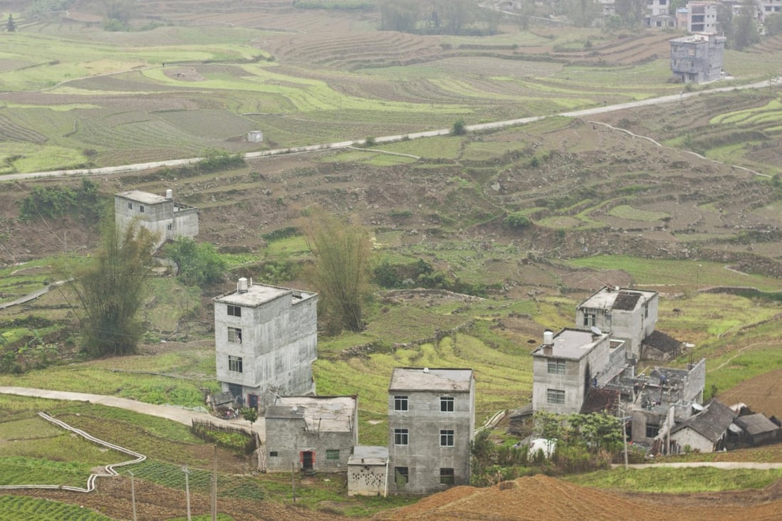 Village houses and farmland in Bama Yao. Photos: Gregory Michiels; Thomas Bird