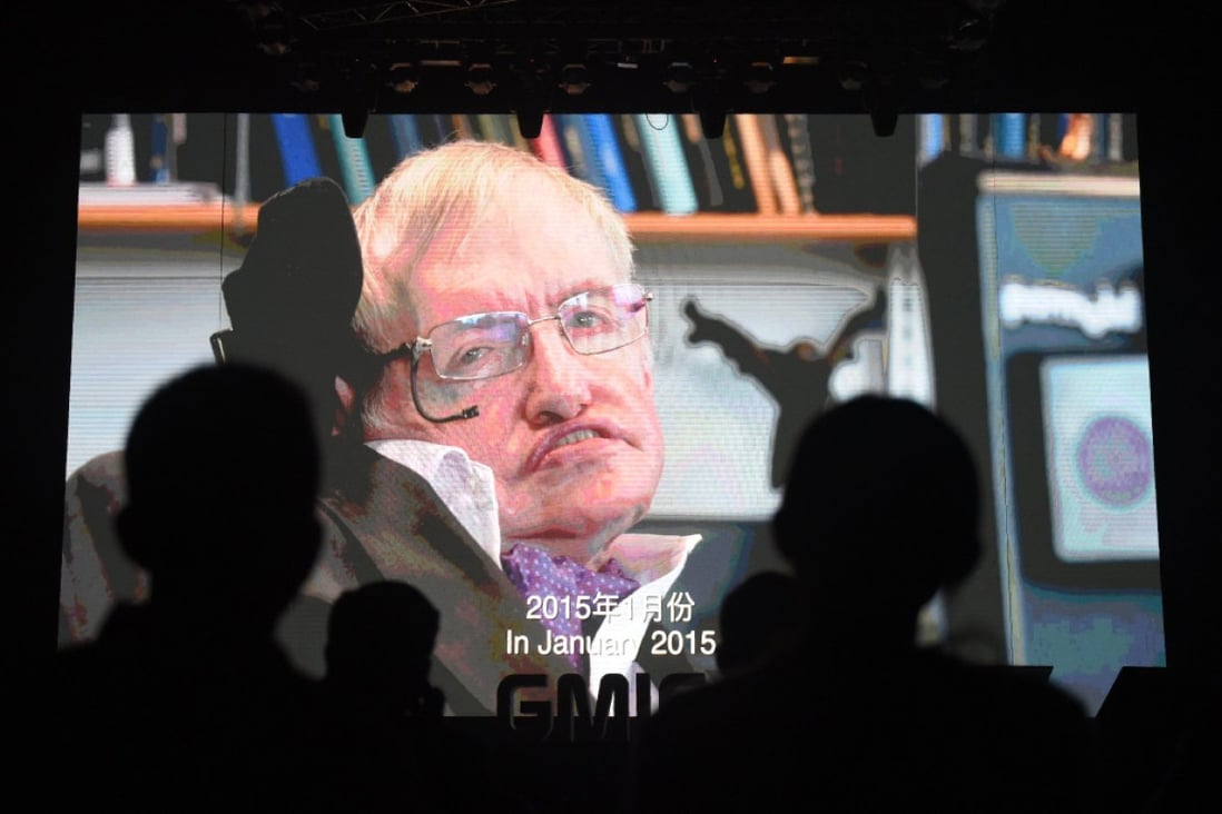 Crowds listen to a recorded speech by Stephen Hawking on artificial intelligence in Beijing on April 27, 2017 (Source: AFP Photo)
