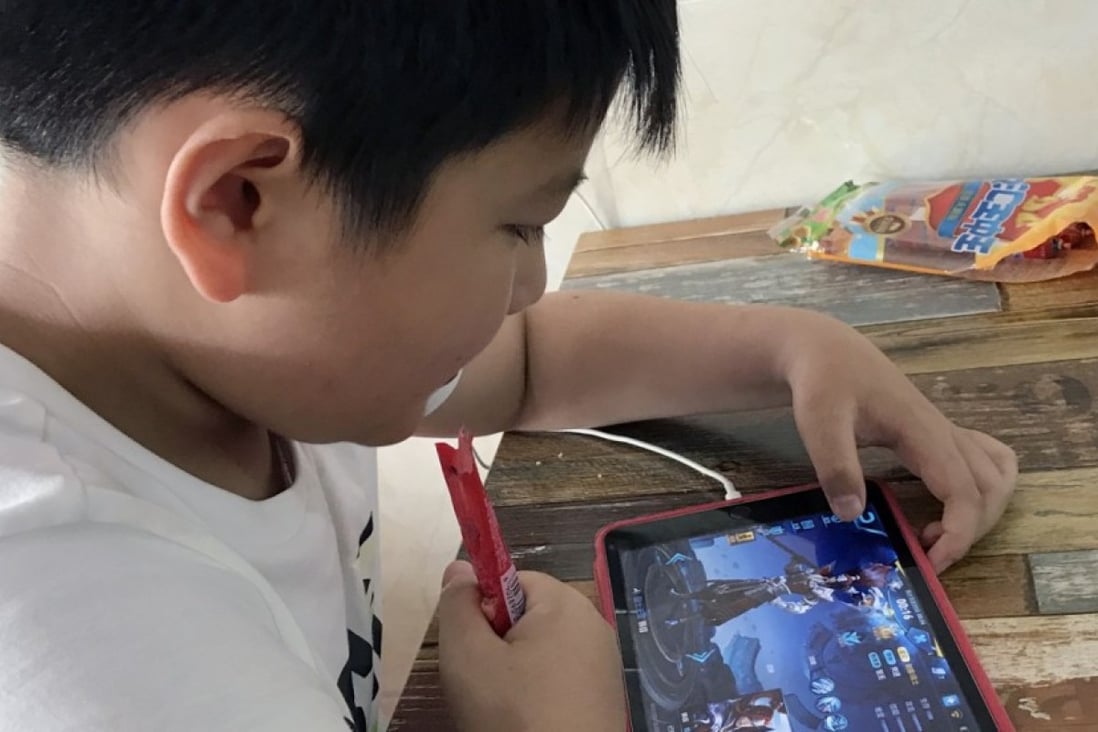 Honor of Kings is so popular that there are smartphone arcades where children go to play -- and hide from their parents. (Picture: SCMP)