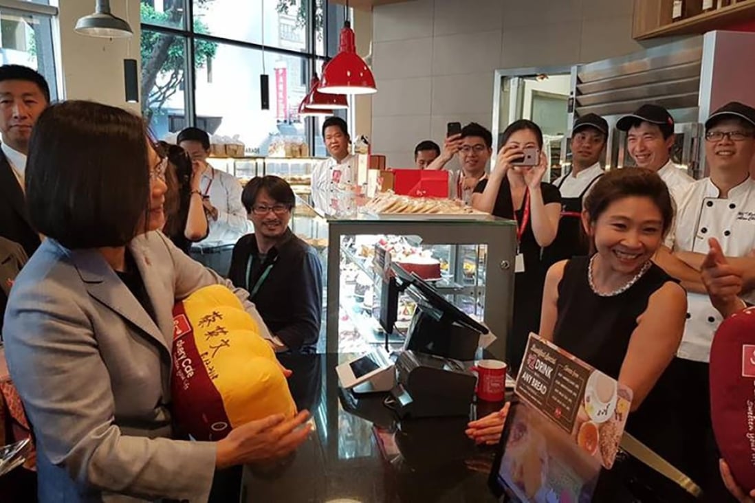 This widely-shared photo apparently shows Taiwanese President Tsai Ing-wen receiving a gift from the 85˚C shop in Los Angeles. (Picture: Facebook)