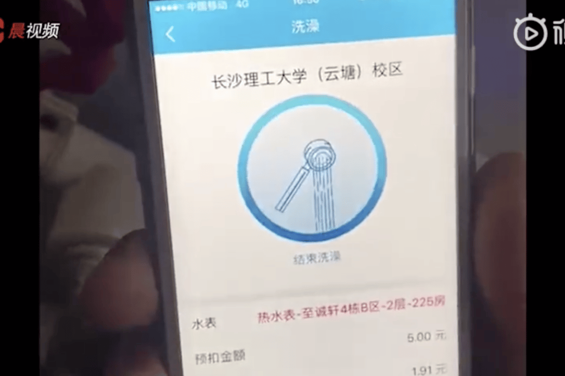 Many Weibo user questions the new system. (Picture: Xiaoxiang Morning Post on Miaopai)
