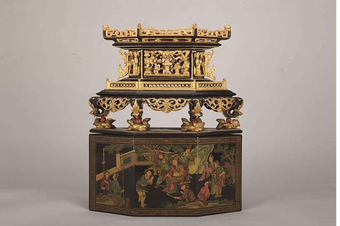 Gilt wooden diamond-shaped food container featuring "Wine from Wang Maosheng" in pigmented lacquer painting
Qing dynasty
Guangdong Museum collection