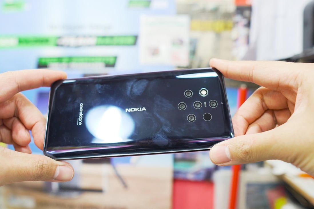 There’s no camera bump at all on the back of the phone. (Picture: Abacus)