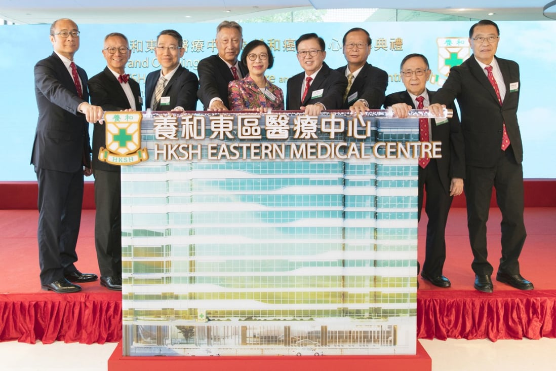 Professor Sophia Chan, Secretary for Food & Health (middle) officiates at the grand opening ceremony together with Mr. Wyman Li, COO of HKSH Medical Group and Manager (Administration) of Hong Kong Sanatorium & Hospital (4th from left) and Dr. Walton Li, CEO of HKSH Medical Group and Medical Superintendent of the Hospital (4th from right). 