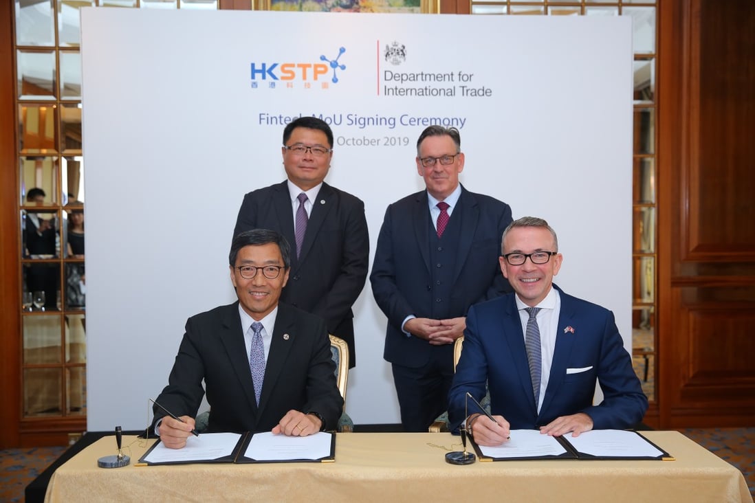 Mr. Albert Wong, Chief Executive Officer of Hong Kong Science and Technology Parks Corporation (1st row, left) and Mr. Paul McComb, Director General, Department for International Trade (1st row, right) signed a Memorandum of Understanding to establish a long-term and strategic relationship, witnessed by Mr. Andrew Heyn OBE, British Consul General to Hong Kong and Macao ( 2nd row, right) and Dr. Sunny Chai, Chairman of Hong Kong Science and Technology Parks Corporation (2nd row, left). 