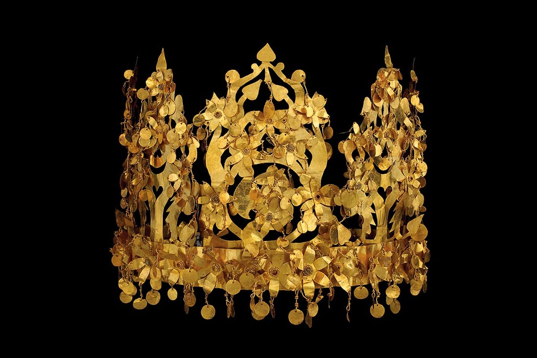 This resplendent gold crown is made up of five groups of decorative elements in the form of stylised trees. This dismantlable design allowed easy transportation of the crown. This type of gold crown featuring the Tree of Life with birds was often found among the nomads.