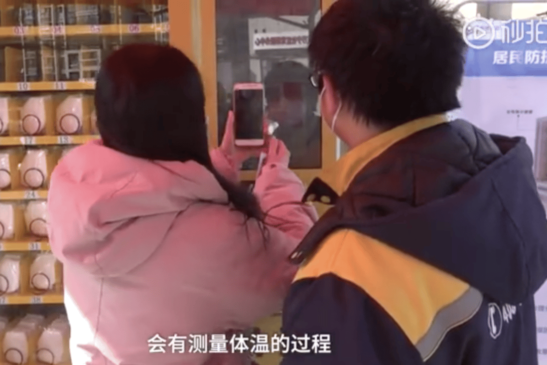 After having their national ID scanned, buyers can pay for masks with WeChat Pay or Alipay. (Picture: Pear Video)