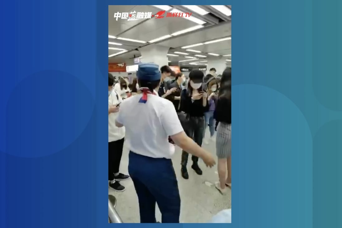 A video from local media shows passengers crowding near subway turnstiles while trying to pull up their health codes. (Picture: 浙样红TV/Weibo)