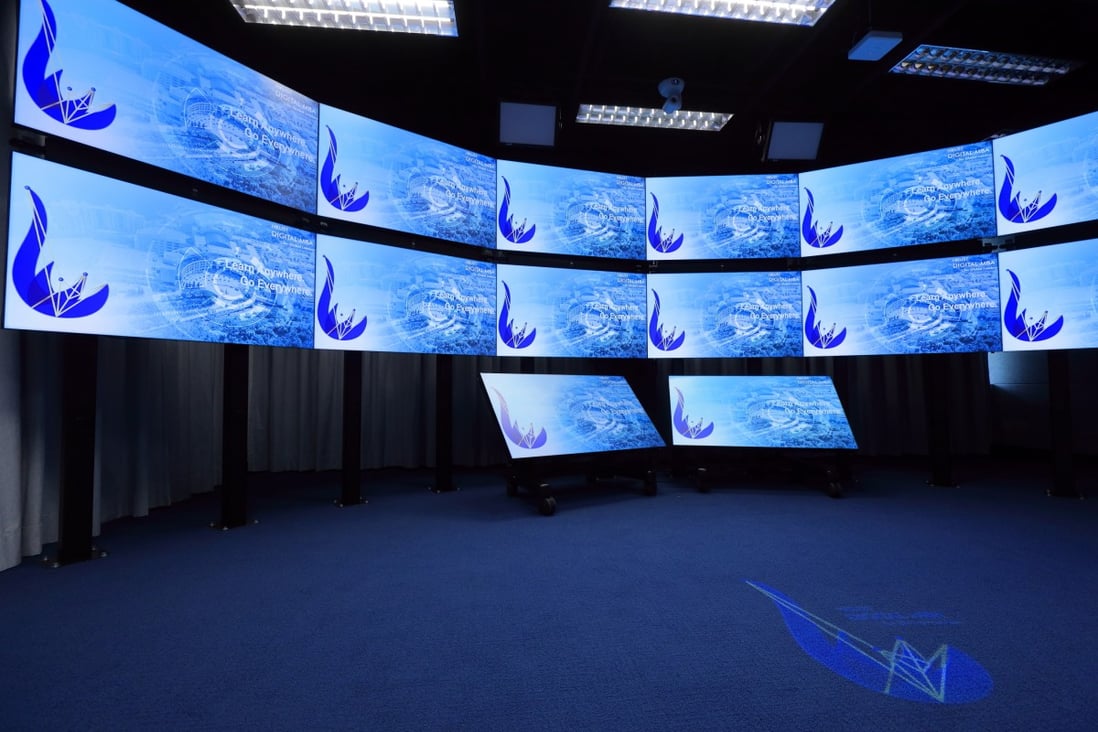 HKUST’s virtual classroom features a curved high-definition video wall with synchronous settings where teachers can see each student clearly.