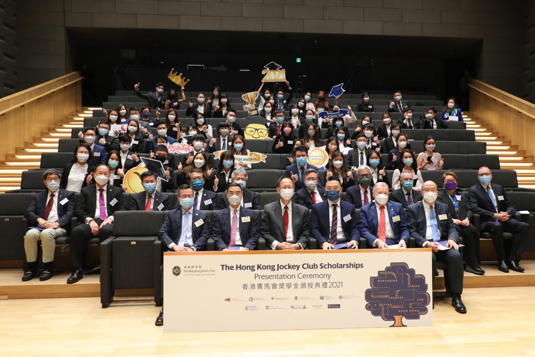 Pictured with Jockey Club Scholars are Club Chairman Philip Chen (front row, 3rd left); Guest of Honour Daniel Chan (front row, 3rd right), Badminton Men’s Singles WH2 Bronze Medallist at the Tokyo 2020 Paralympic Games; Club Deputy Chairman Michael Lee (front row, 2nd left); Chief Executive Officer Winfried Engelbrecht-Bresges (front row, 2nd right); Executive Director, Charities and Community, Leong Cheung (front row, 1st left); Executive Director, Corporate Affairs, Raymond Tam (front row, 1st right), and representatives from participating tertiary institutions.

