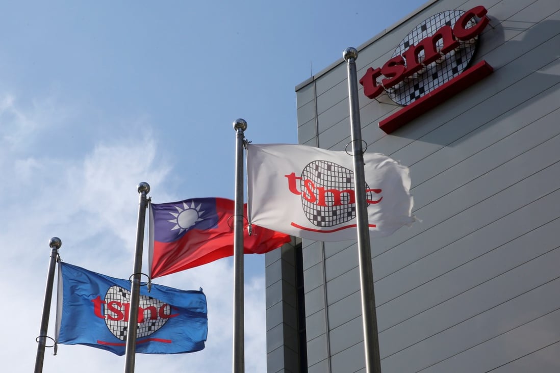 Flags of the Republic of Taiwan (ROC) and Taiwan Semiconductor Manufacturing Co (TSMC) are displayed next to its headquarters in Hsinchu, Taiwan. Photo: Reuters