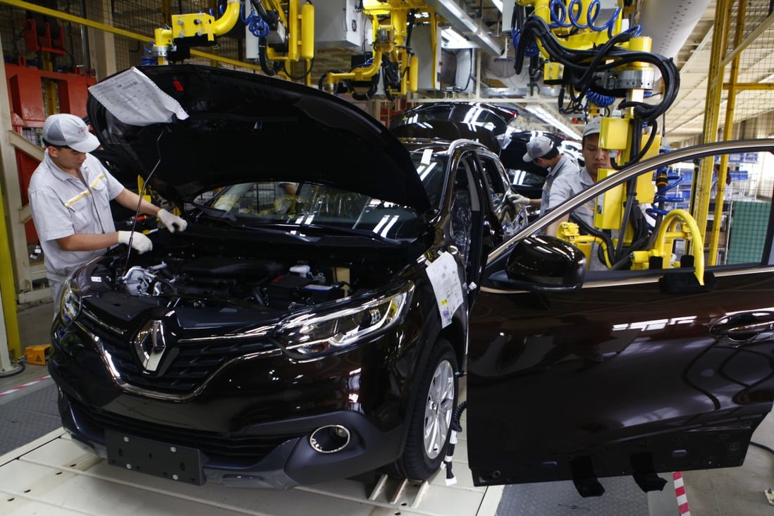Chinese workers assemble PSA Peugeot Citroen’s Kadjar cars on Dongfeng Automobile’s assembly line  in Wuhan on 10 October 2016. Photo:  Handout