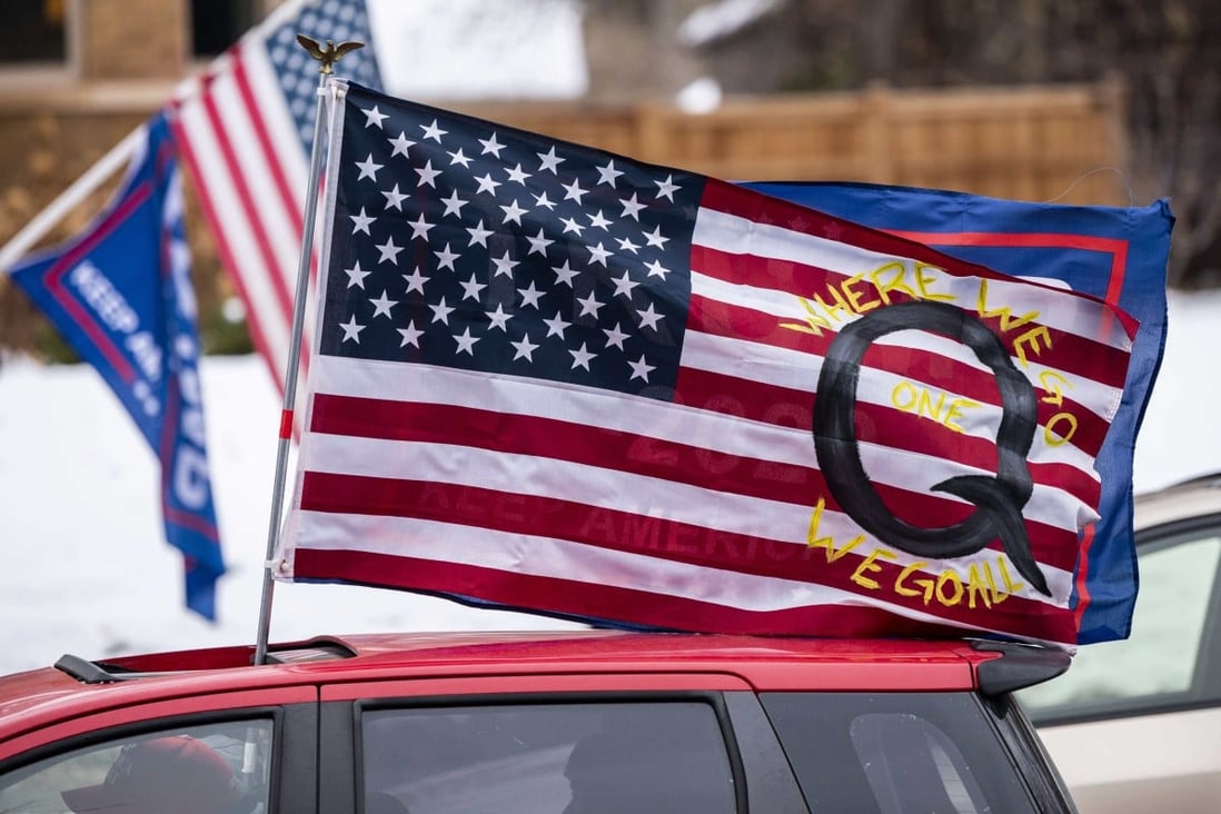Une voiture avec un drapeau QAnon vue lors d'un rassemblement Trump en novembre. Photo: Getty Images via AFP