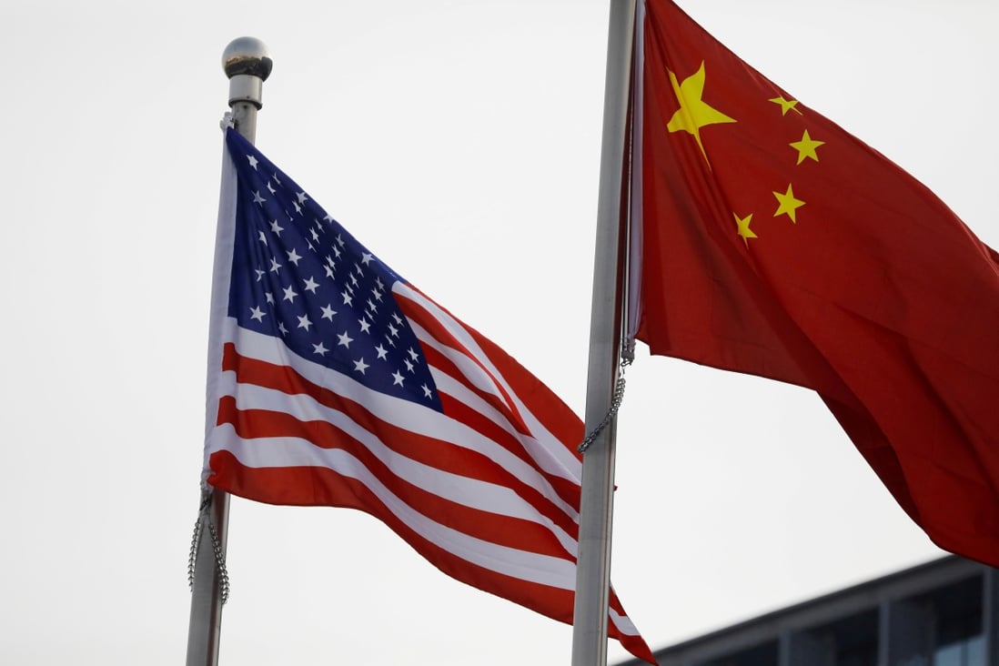 Chinese and American flags flutter outside the building of a US company in Beijing. Photo: Reuters