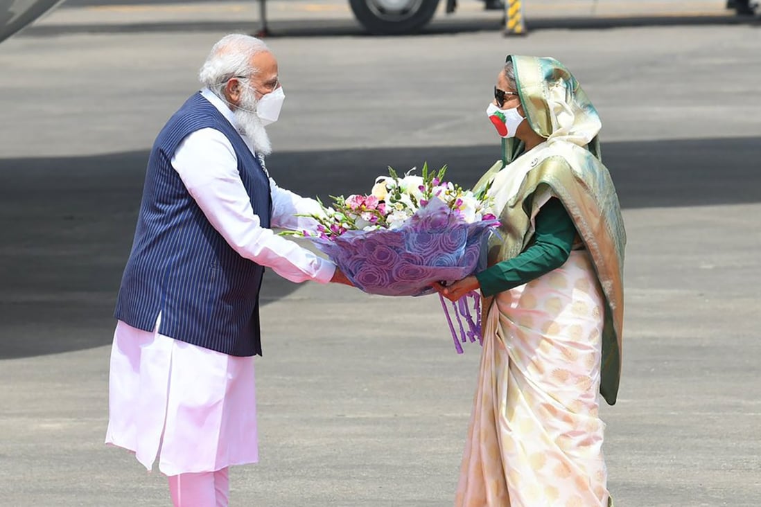 Indian Prime Minister Narendra Modi receives a bouquet of flowers from Bangladeshi Prime Minister Sheikh Hasina in Dhaka on March 26. Photo: AP
