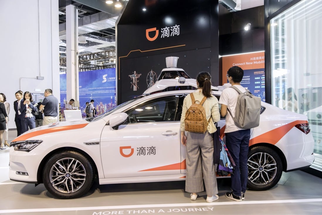 Attendees look at a Didi Chuxing autonomous vehicle at the World Artificial Intelligence Conference (WAIC) in Shanghai, China, on August 29, 2019. Photo: Bloomberg