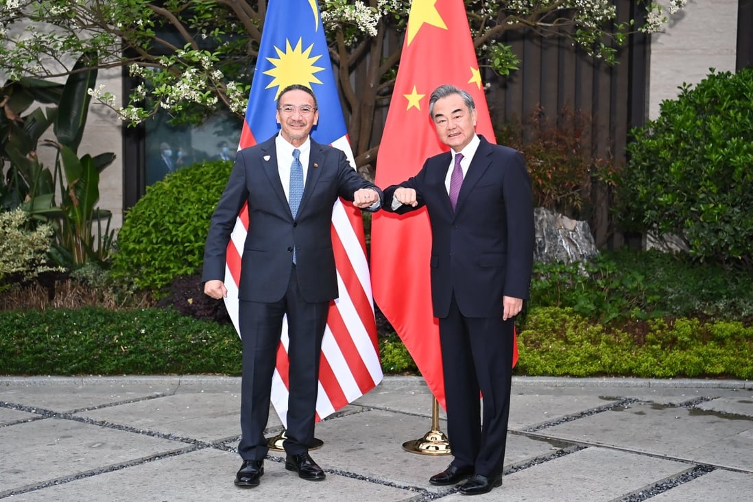 Malaysian Foreign Minister Hishammuddin Hussein with Chinese Foreign Minister Wang Yi. Photo: Xinhua