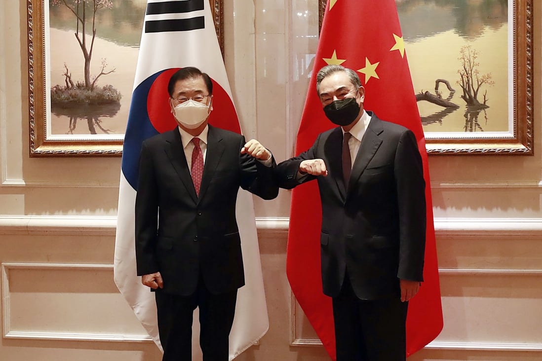 South Korean Foreign Minister Chung Eui-yong, left, and Chinese Foreign Minister Wang Yi bump elbows in Xiamen. Photo: AP
