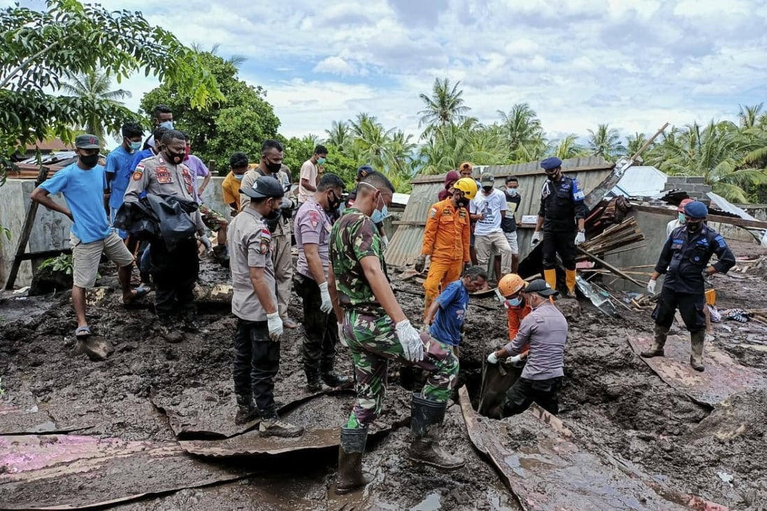 Indonesian rescuers search for victims under the debris after a flash flood hit a village in Adonara, East Nusa Tenggara province. Photo: EPA-EFE