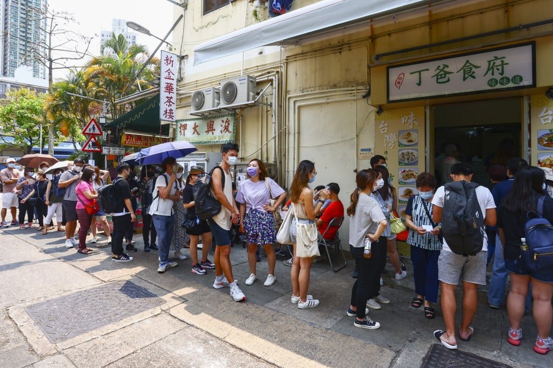 People form a long queue outside a food stall at Ngau Chi Wan Market. Photo: Nora Tam