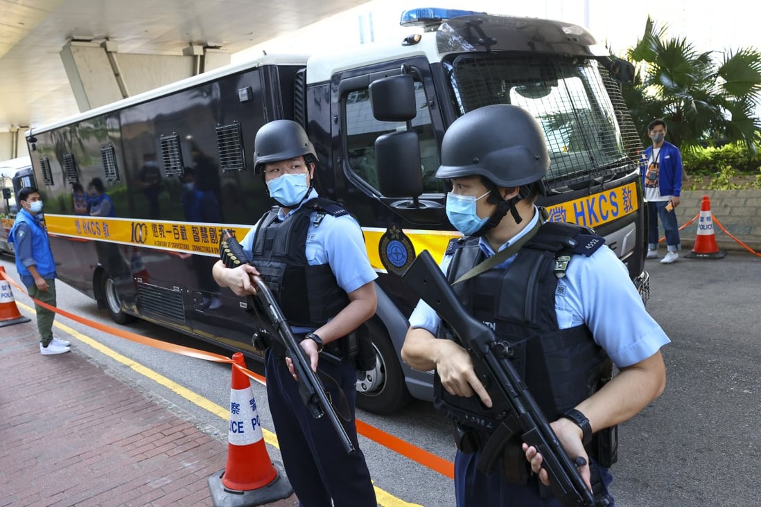 Officers with guns guard a vehicle. Photo: Dickson Lee