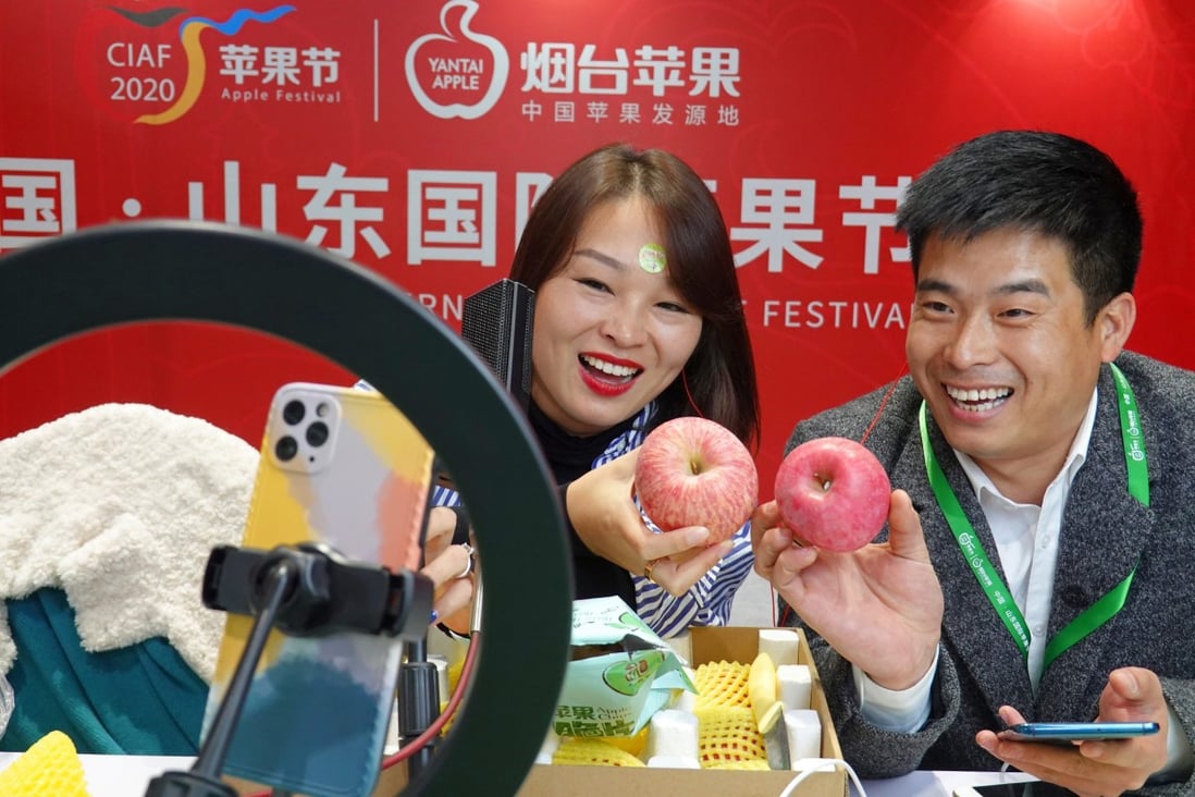 Sellers promote apples through live-streaming during the China Shandong International Apple Festival in Yantai, in east China's Shandong Province, on October 27, 2020. Live-streaming e-commerce has become a popular form of shopping online in China. Photo: Xinhua