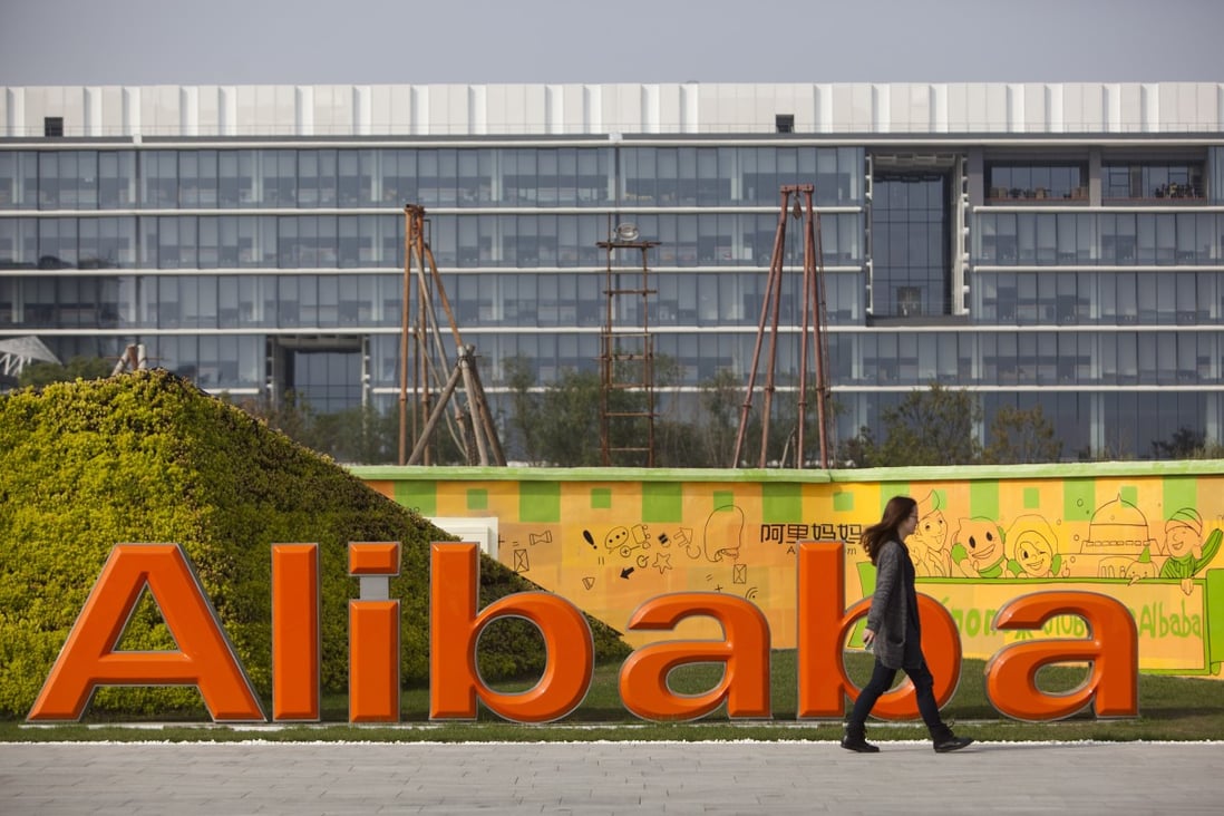 An employee walks past a logo of Alibaba Group at its headquarters on the outskirts of Hangzhou, Zhejiang province, China, on November 4, 2013. Photo: EPA-EFE