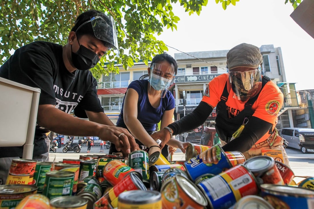 People arrange grocery items to be given away at the Maginhawa Community Pantry in Quezon City, started by Ana Patricia Non. Photo: Xinhua