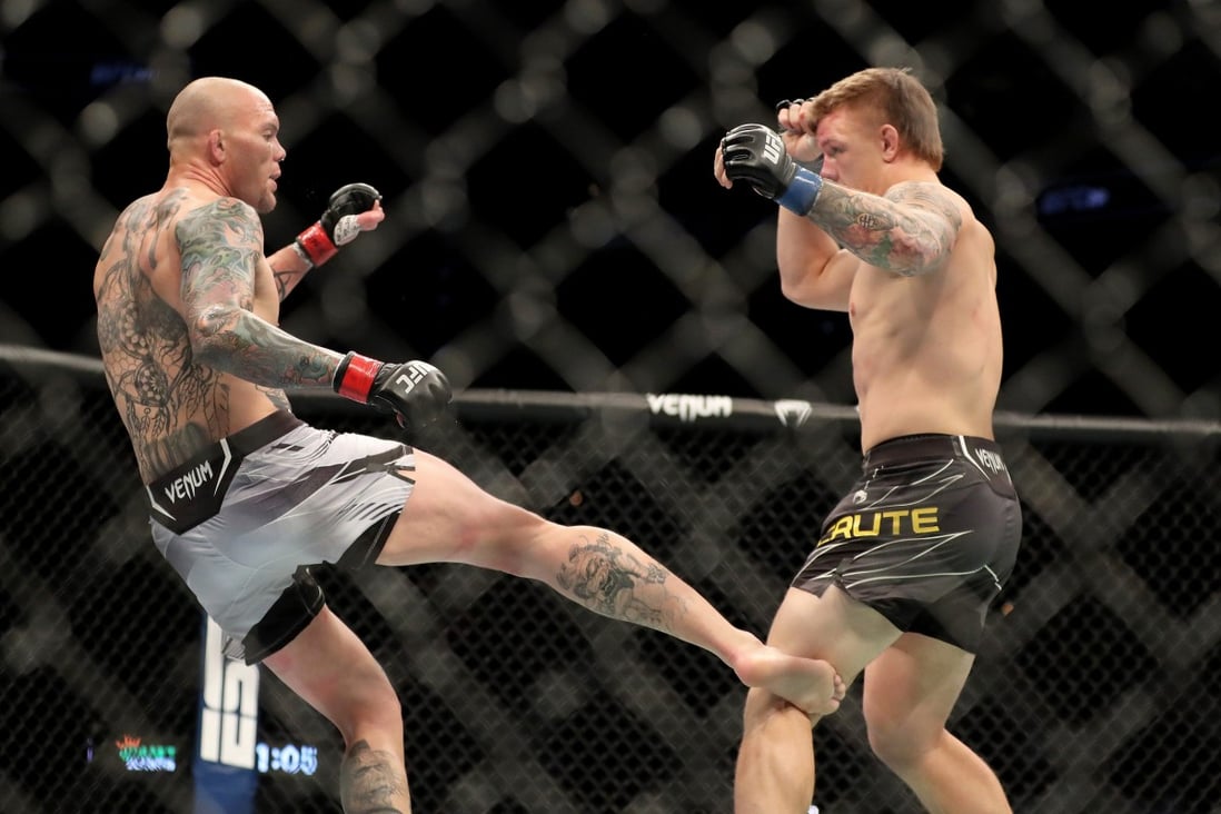Anthony Smith kicks Jim Crute at UFC 261. Photo: AFP