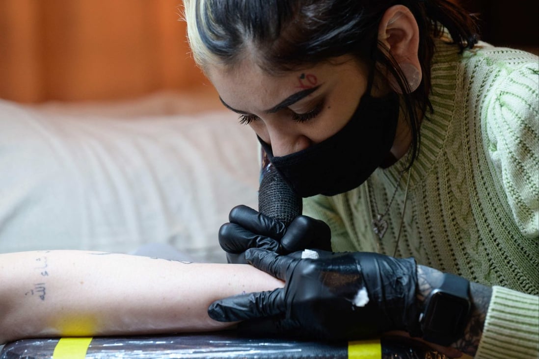 Tattoo artist Marissa Boulay draws a temporary tattoo on the arm of Abigail Glasgow at the Ephemeral tattoo parlour in New York, the US. The ink is composed of biodegradable polymers that will dissolve naturally between nine and 15 months later. Photo: AFP
