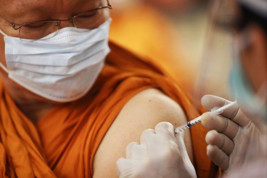 A Buddhist monk receives coronavirus disease vaccination at a hospital in Bangkok, Thailand. Photo: Reuters 