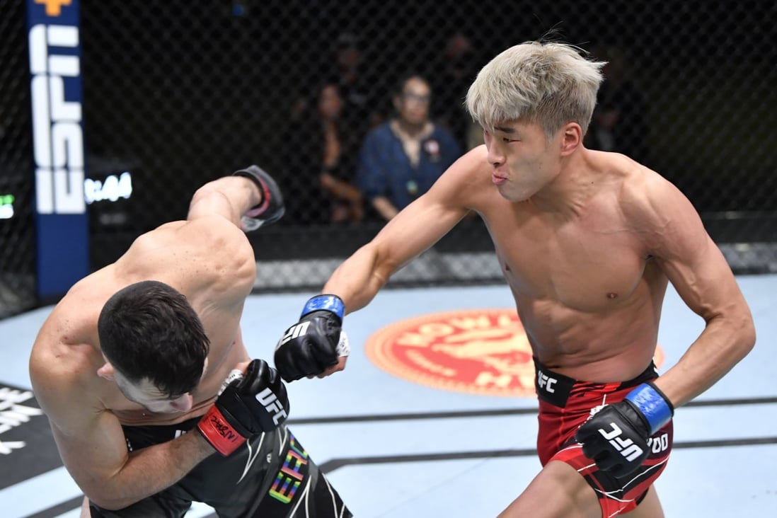 Choi Seung-woo punches Julian Erosa in their featherweight bout at UFC Vegas 29. Photo: Chris Unger/Zuffa LLC