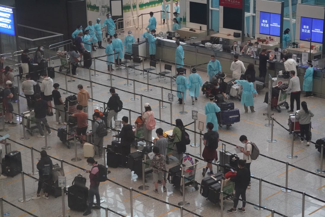 Passengers arriving at the Hong Kong International Airport queue to be transported to designated quarantine hotels on June 30. Photo: Felix Wong