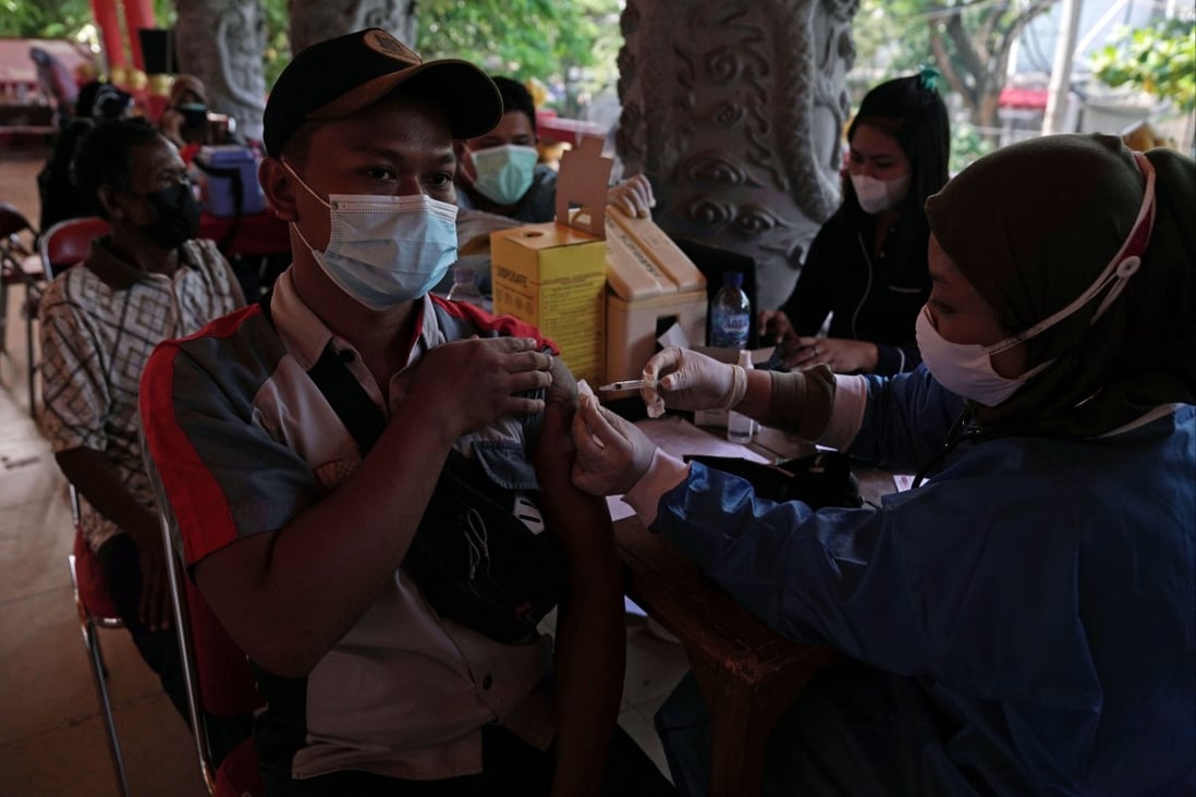 An Indonesian health worker administers a dose of the Sinovac vaccine at Sam Po Kong Temple in Semarang, Central Java. Photo: Bloomberg