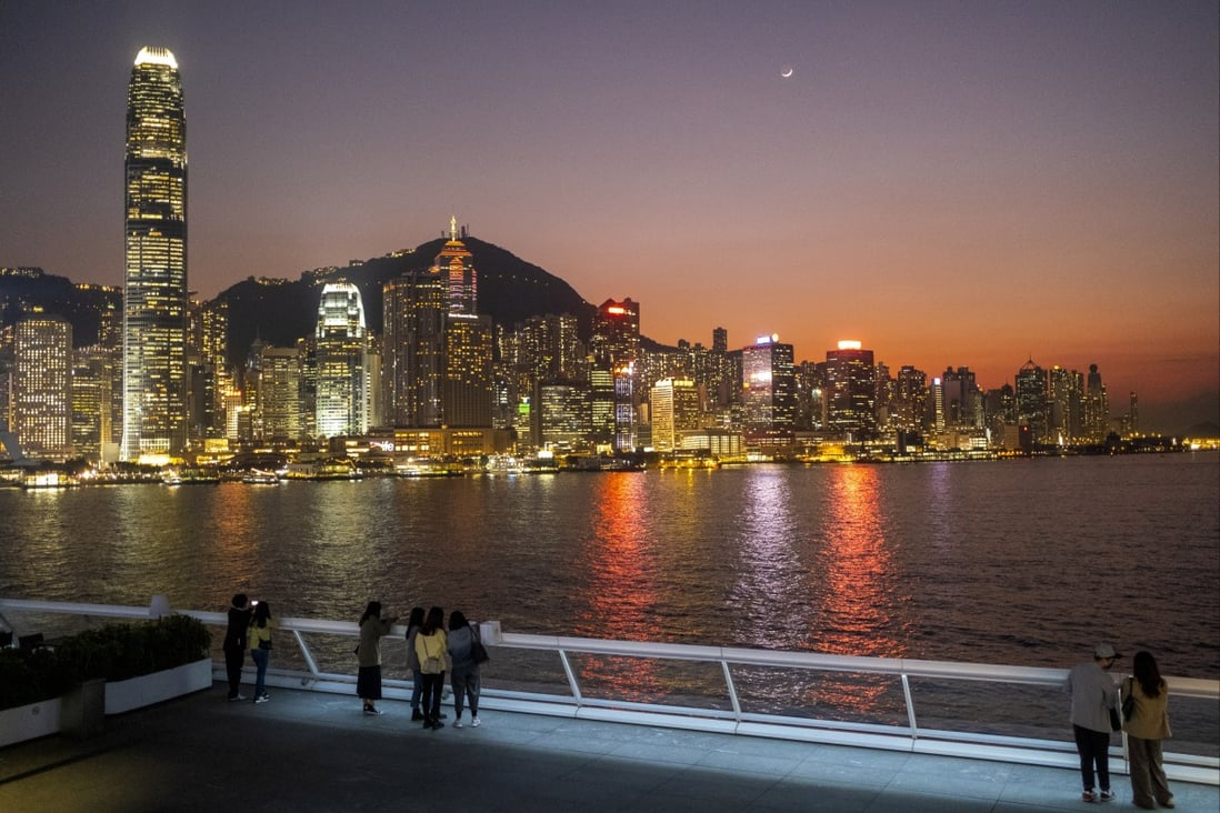 People watch the sunset from Ocean Terminal at Harbour City in Tsim Sha Tsui on January 15. Photo: Sun Yeung