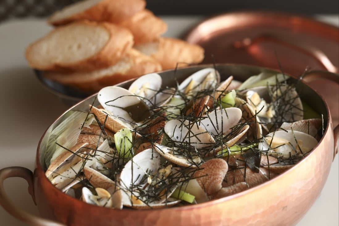How to make sakesteamed clams with butter, leeks, seaweed and udon