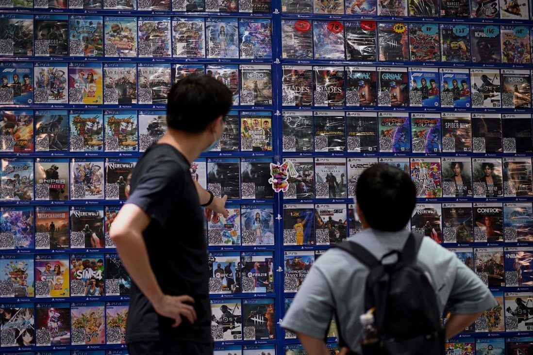 People look at console games at a store in Beijing on August 31, a day after China announced a restriction on children’s online gaming time. Photo: AFP 