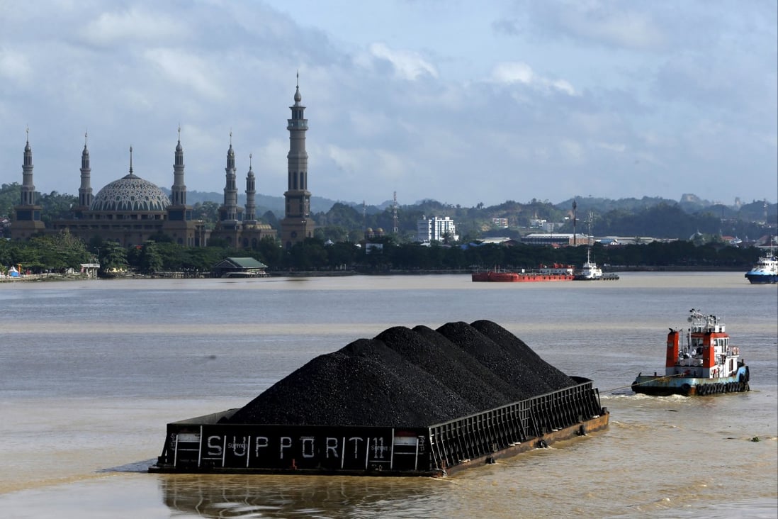 A tug boat pulls a coal barge along the Mahakam River in Samarinda, East Kalimantan province, Indonesia on March 2, 2016. Photo: Reuters