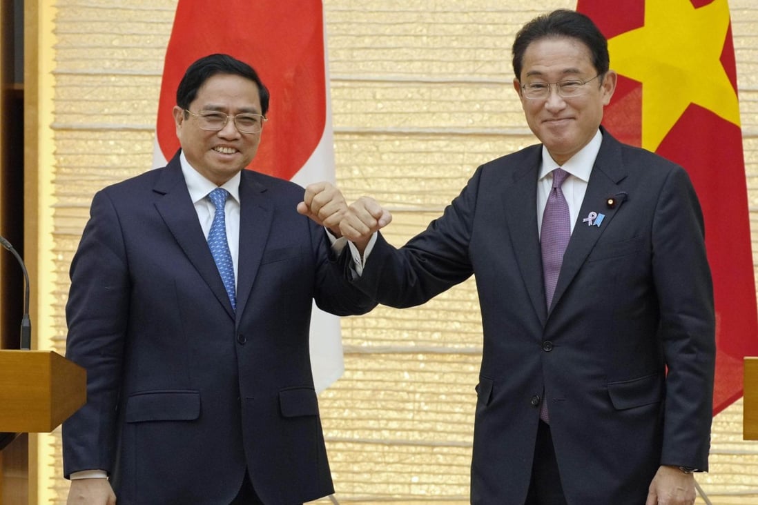 Japanese PM Fumio Kishida (R) and his Vietnamese counterpart Pham Minh Chinh. Photo: Kyodo