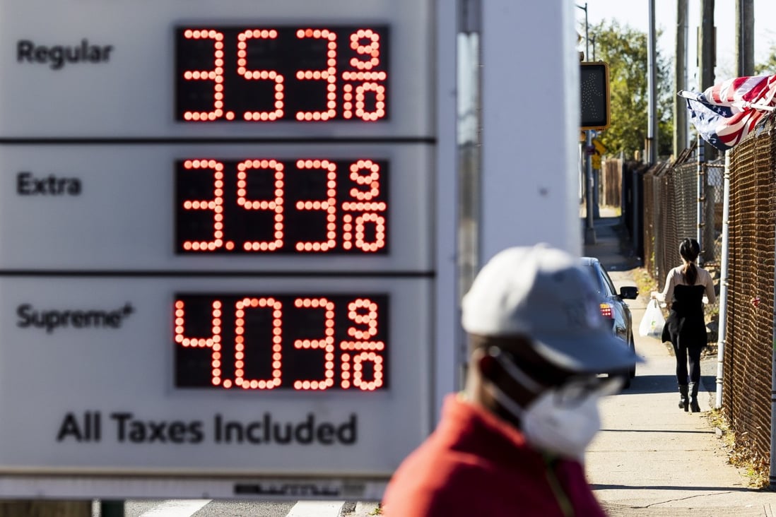 Prices are displayed on a board at a petrol station in Staten, New York, on November 10. The US consumer price index, which includes petrol prices, has risen 6.2 percent from a year ago, to its highest level since December 1990. Photo: EPA-EFE