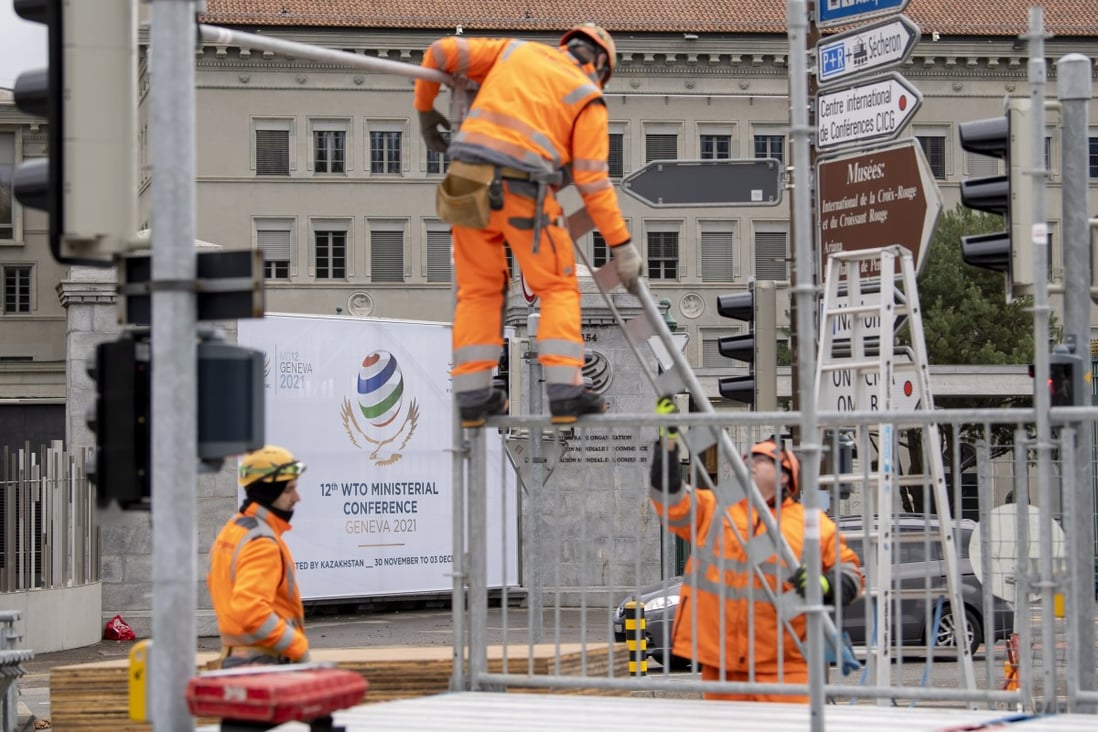 Workers dismantle structures at the World Trade Organization’s headquarters in Geneva, Switzerland, on November 27, after the 12th Ministerial Conference was postponed at the last minute. Photo: EPA-EFE