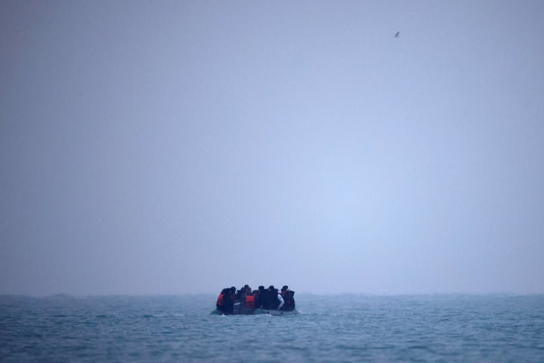 A group of more than 40 migrants on an inflatable dinghy leave the coast of northern France to cross the English Channel, near Wimereux, France, on November 24. Photo: Reuters