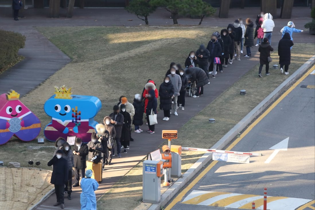 People wait in line to receive Covid-19 tests in Seoul, South Korea, on Wednesday. Photo: EPA-EFE