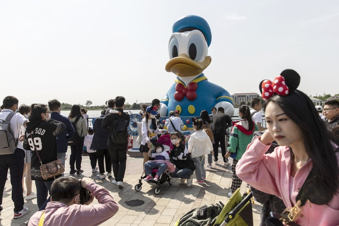 Tourists gather near a statue of Donald Duck outside Shanghai Disneyland, May 3, 2021. Photo: Bloomberg