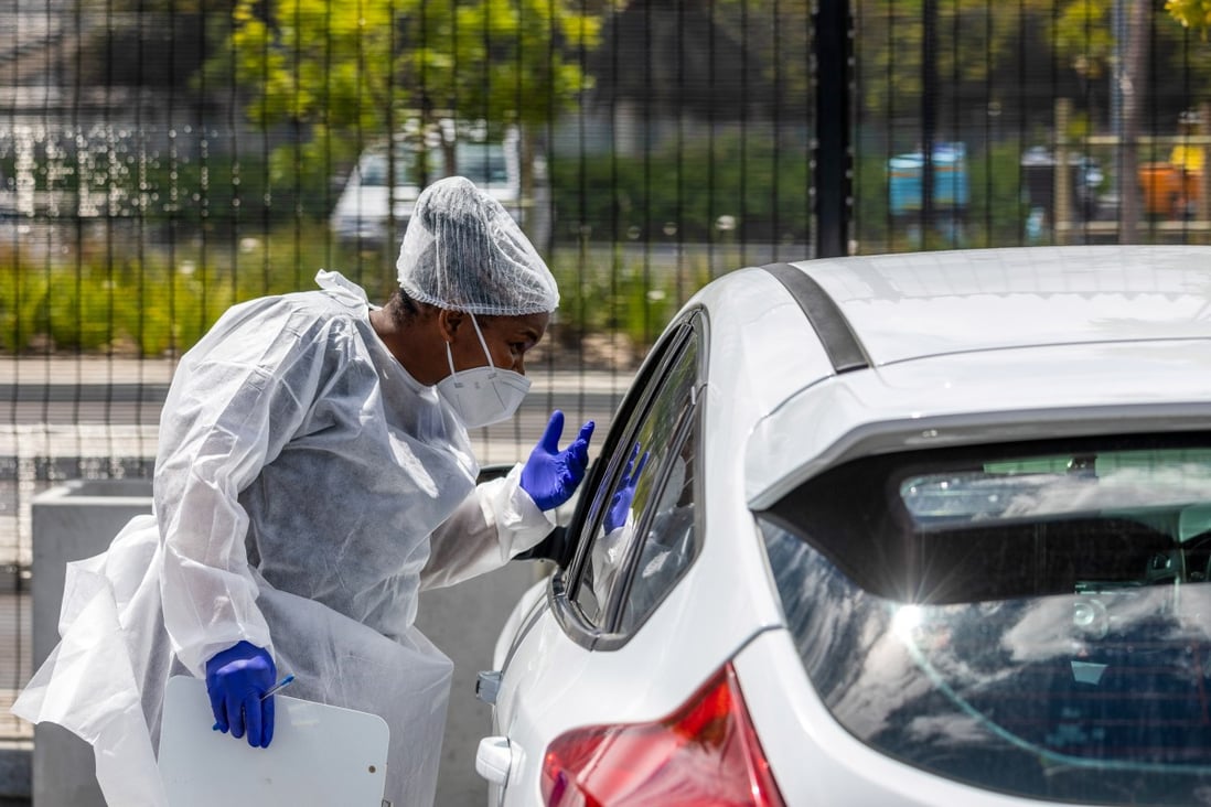 A health worker speaks with a driver at a mobile testing site in Cape Town, South Africa, on Thursday. The country reported the new coronavirus variant to the WHO on November 24. Photo: Bloomberg