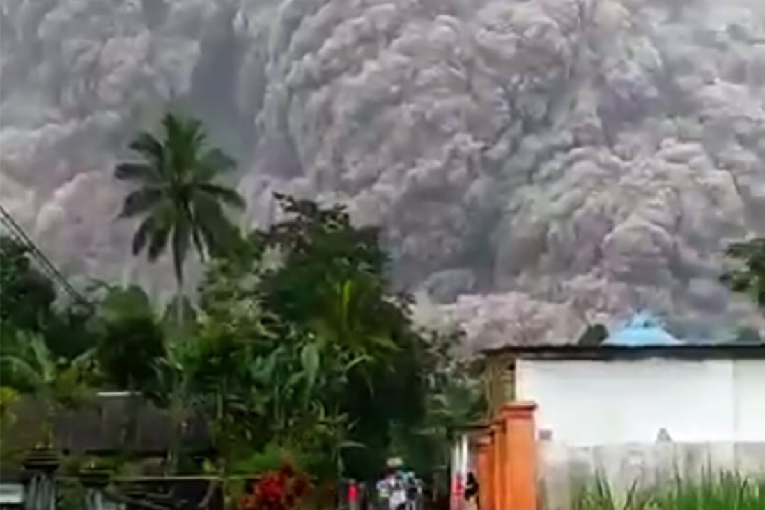 Mount Semeru spews volcanic materials after erupting in Lumajang, East Java, on December 4. Photo: Xinhua