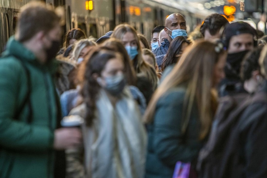 Commuters disembark trains at London Bridge station during the morning rush hour. Photo: Bloomberg