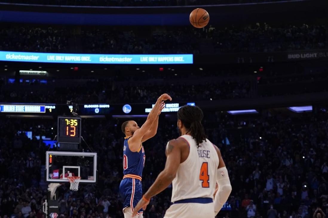 Golden State Warriors guard Stephen Curry shoots his record-breaking 3-point basket during the first half of an NBA basketball game against the New York Knicks. Photo: AP